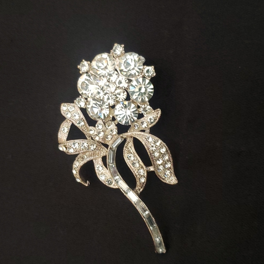 Beautiful Rhinestone Silvertone Rose Pendant - Picture 2 of 4